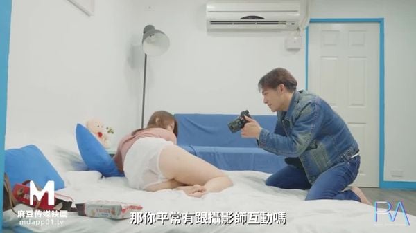 【麻豆原创伙伴-皇家华人】[猥琐摄影师偷拍实录 淫语际线的欠干淫娃]