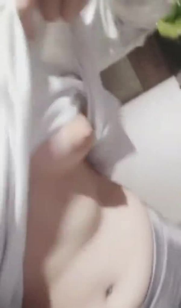 刚花大价钱做完整形美容的网红妹子在网吧玩露出被隔壁小伙发现了直接硬来掏出鸡巴就吃太吓人了