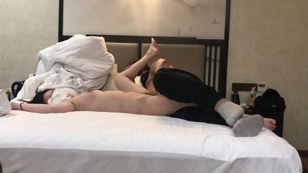 悄悄mj去酒吧玩的幼師妹子的閨蜜各種姿勢3p