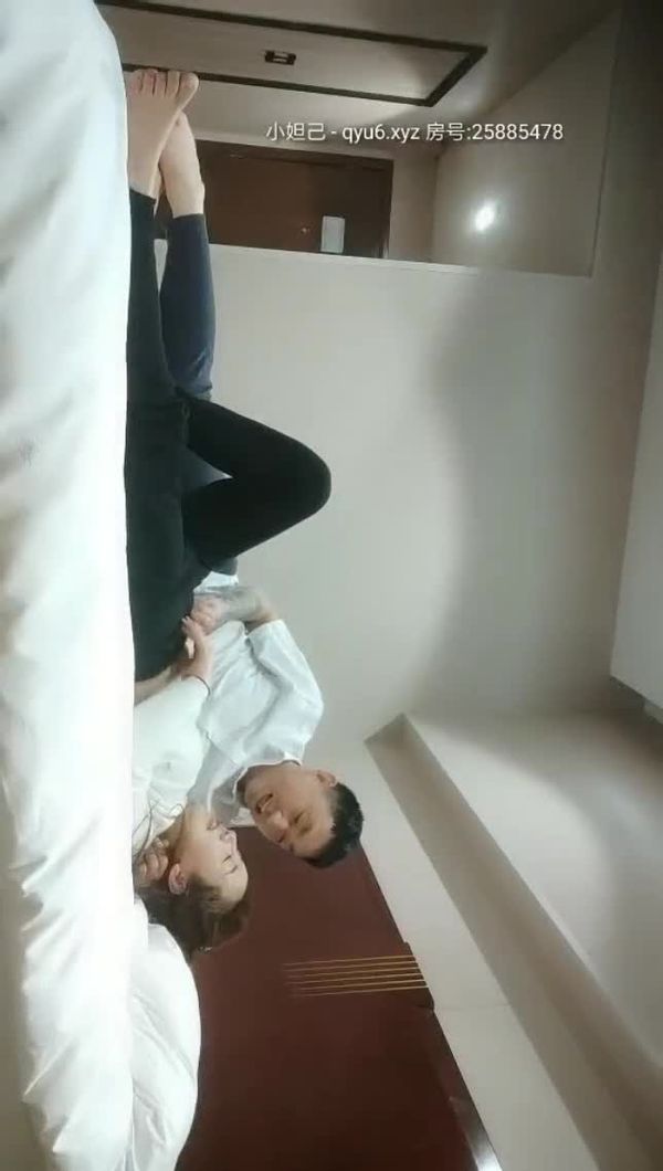 炜哥高价约的良家少妇，颜值不错有气质镜头前口交大鸡巴，骚逼一摸就出水，床上各种爆草插的好深刺激