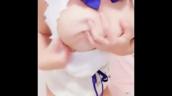 全脫露出豐滿大奶白的讓人想咬一口 在鏡頭前扭腰擺臀擺弄BB再隨手拿棒棒插進下面搖了起來