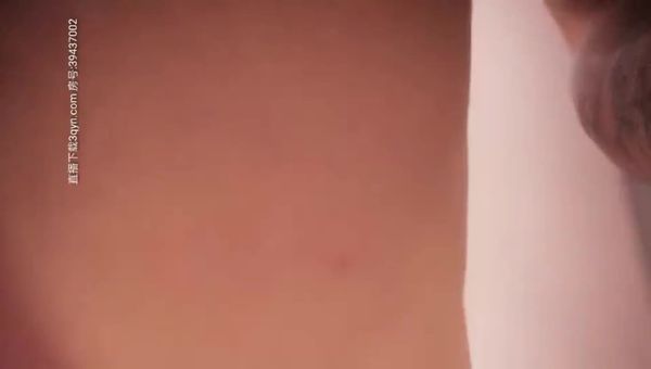 纹身男微信约操美容院上班的极品性感气质靓妹啪啪,真骚,嘴巴吃着鸡巴自己还抠逼,换了2套情趣服爆干