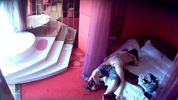 小胖哥和高挑美女激情抱着美女去浴缸搞拍A片啊