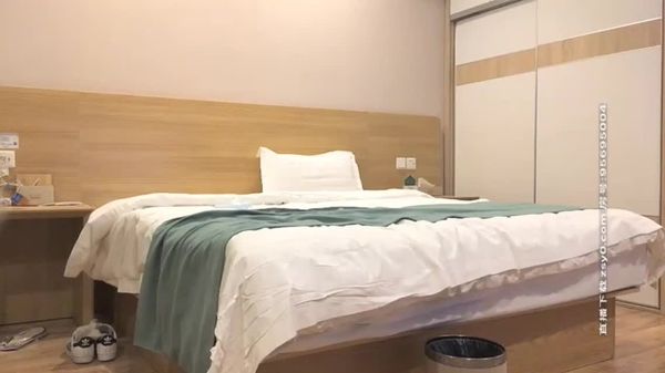 男爵全国精品约了个网红脸妹子啪啪，口交舔弄上位骑乘大力猛操呻吟