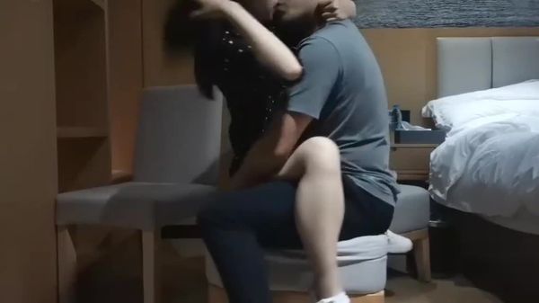 酒店叫外援服务，偷拍被小美女发现