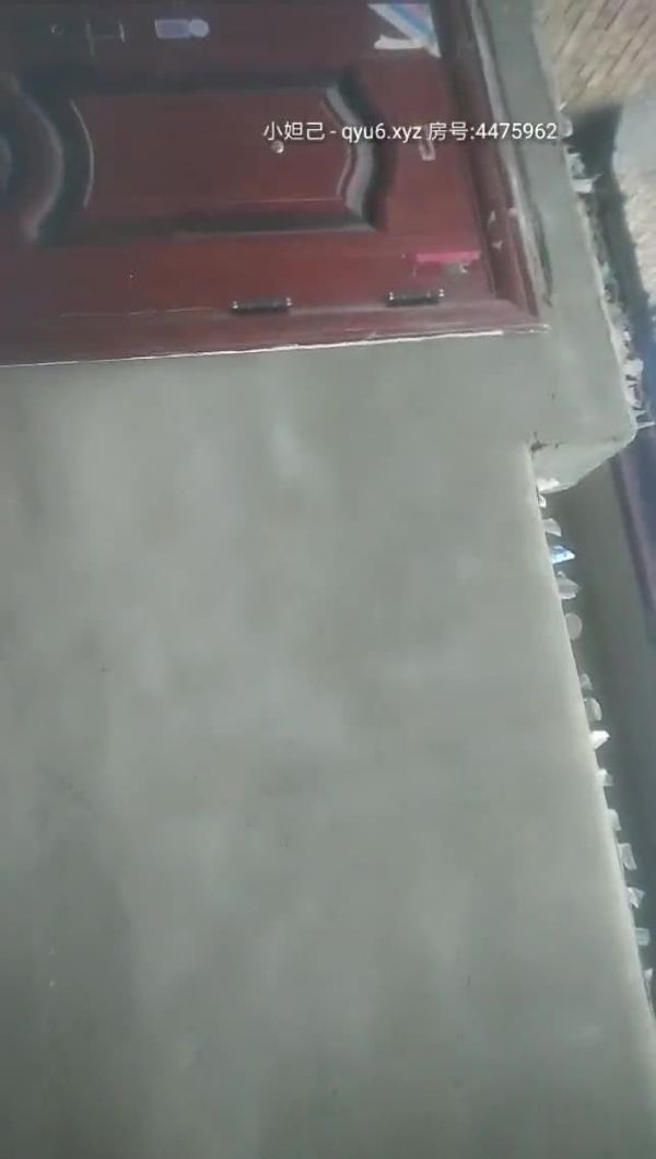 5月5城中村扫街好多鸡出来干活70块不戴套皮裤少妇怀疑他溜冰抹了芦荟胶给j8凉坏了对白搞笑