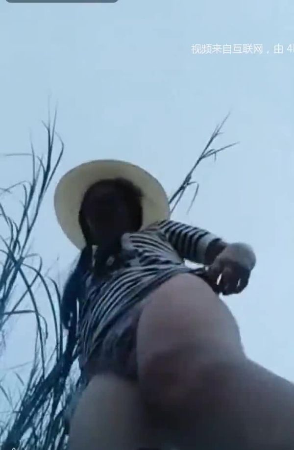 样子斯文的眼镜妹第一次给了爸爸路上拦个大叔野战