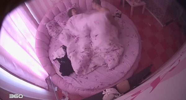 情侣刚干完送外卖就来赶紧穿衣服像看A片剧情片