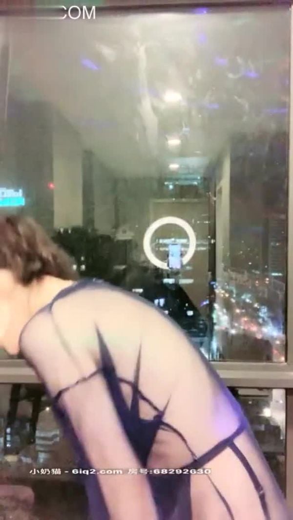 水big悦-深喉界的王者，又抠出自己b里的淫液吞进嘴里(2)