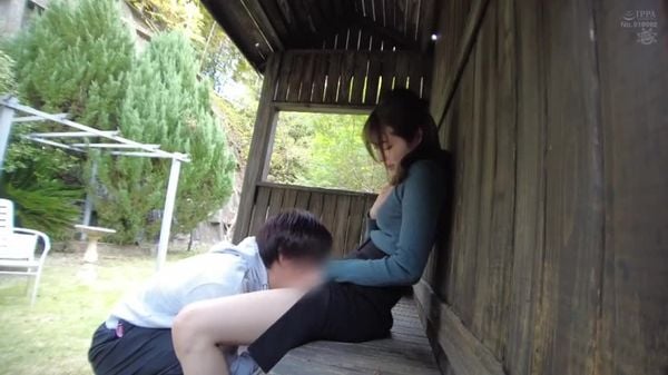 精饮美人I一面有感到流泪一面品尝精液露出约会Isun-044！