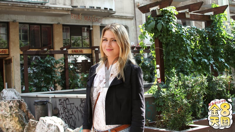 欧州て知り合った素人娘にセクシー下着を着せて