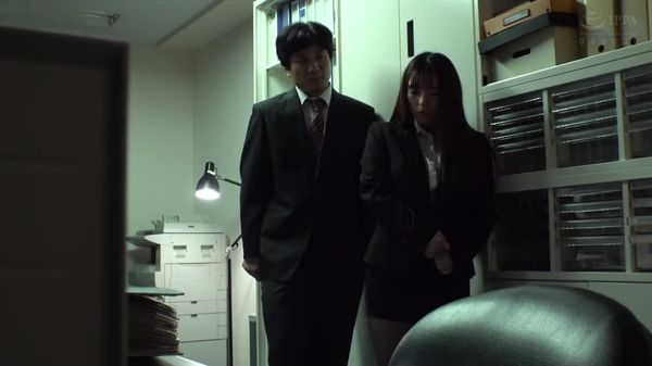 (中文字幕)-[HZGD-154]-为了保护老公和他人签订爱人契约的人妻小乌游百惠在丈夫面前被强奸内射